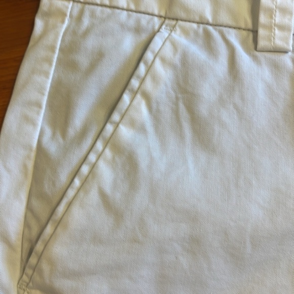 Uniqlo shorts sz 4 white with back/front pockets and zipper closure front - Picture 4 of 8